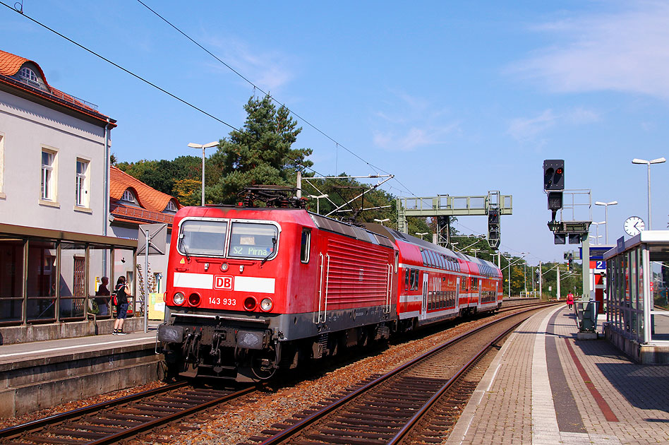 Eine Lok der Baureihe 143 im Bahnhof Dresden-Klotzsche