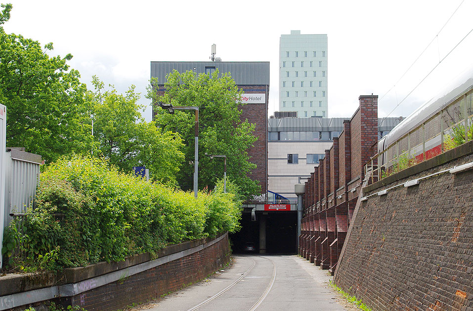 Die Tunneleinfahrt zum Schellfischtunnel am Bahnhof Altona