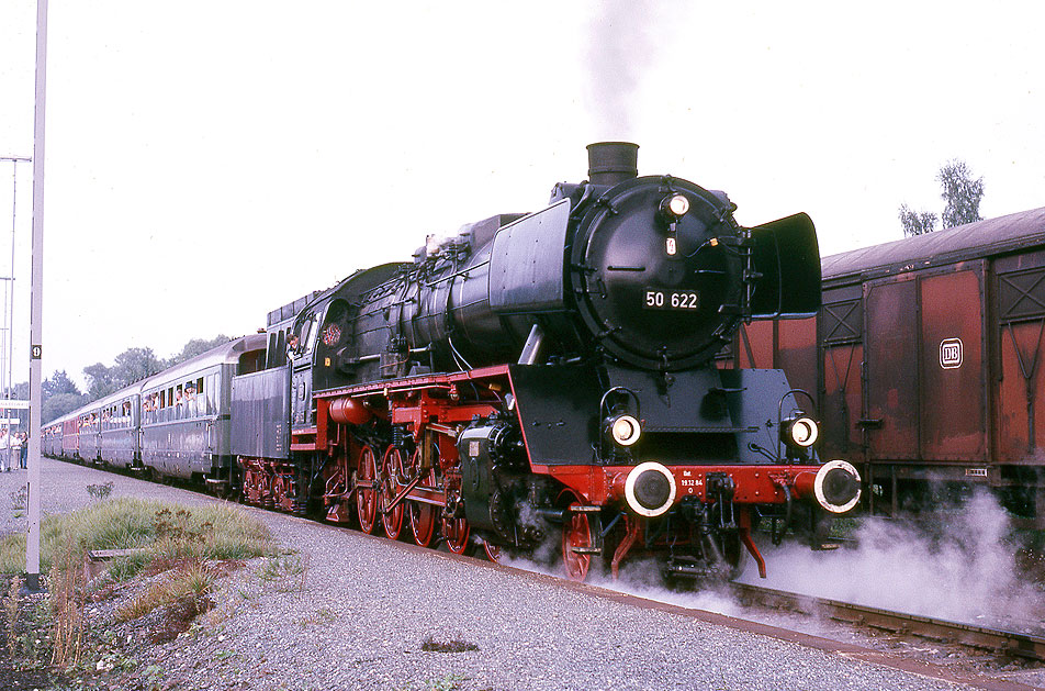 Die Dampflok 50 622 im Bahnhof Schnabelwaid