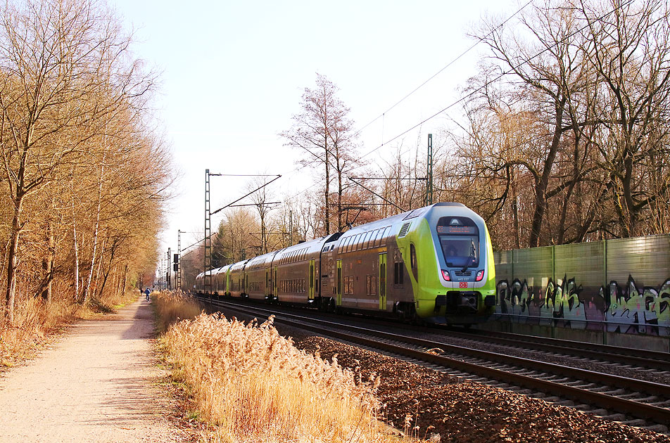 Ein Twindexx Doppelstocktriebagen der Baureihe 445 im Bahnhof Prisdorf