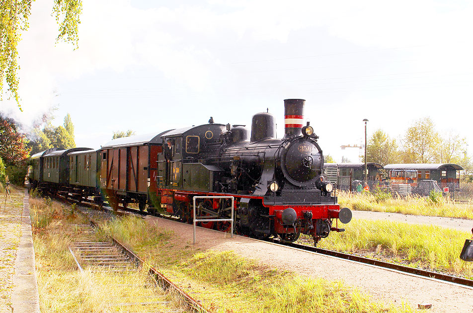 Die Dampflok Karoline im Bahnhof Geesthacht