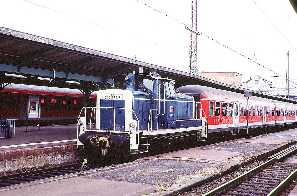 Eine Lok der Baureihe 364 in Kassel Hbf