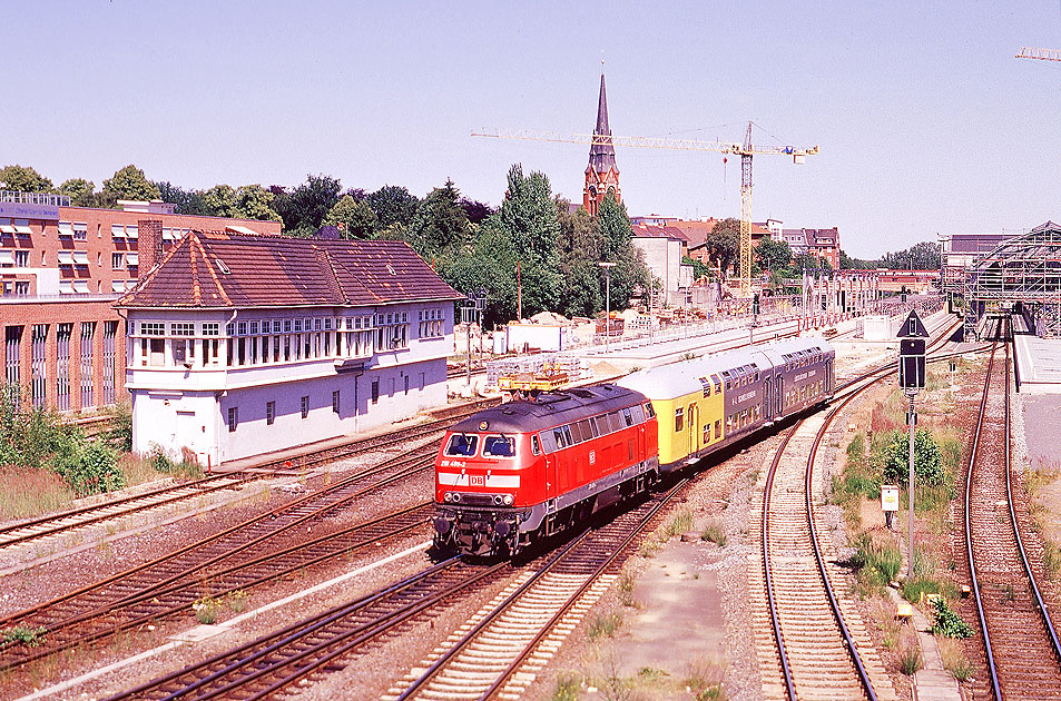 Der LBE Doppelstockwagen in Lübeck Hbf mit der 218 499