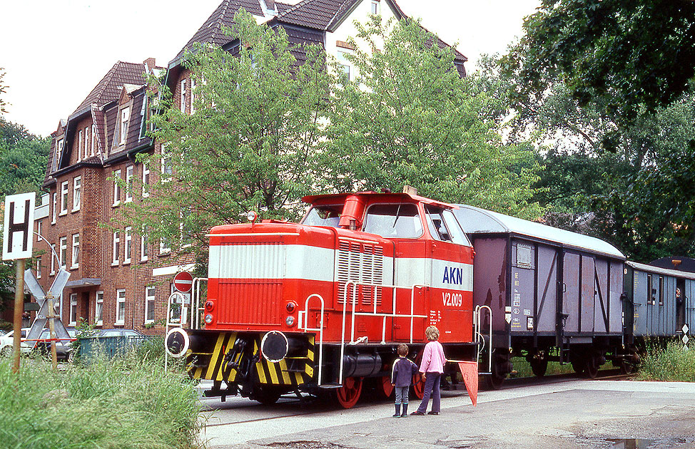 Die AKN Lok V 2.009 in Hamburg-Bergedorf an der Pollhofsbrücke bei der Geesthachter Eisenbahn