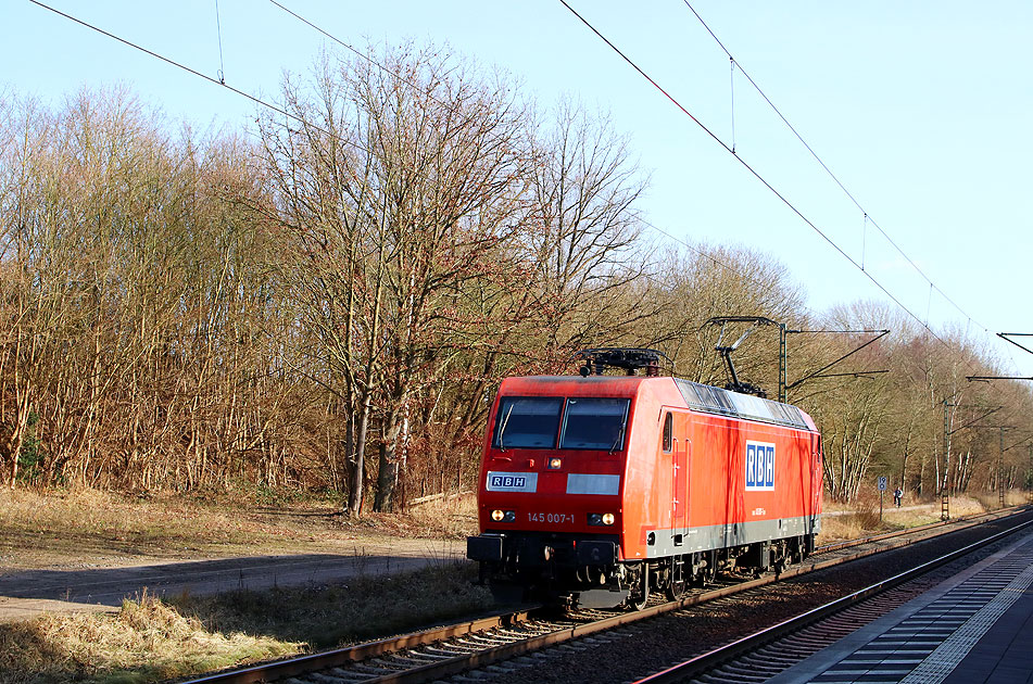Eine Lok der Baureihe 145 von RBH im Bahnhof Prisdorf