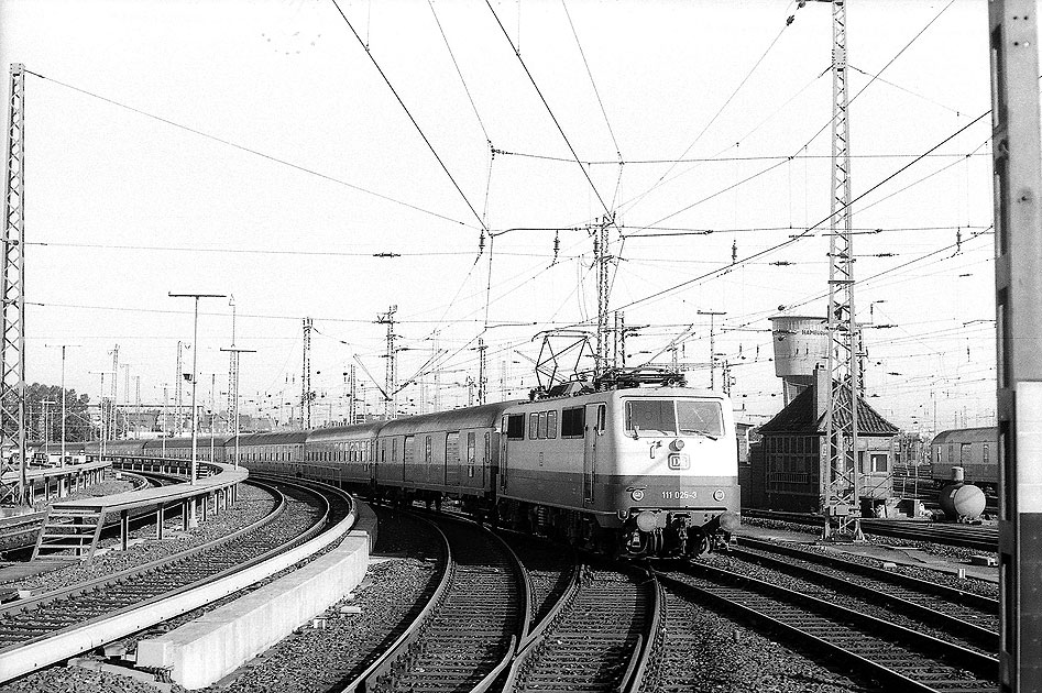 Die Bundesbahn E-Lok 111 025-3 mit einem Schnellzug in Hamburg-Altona