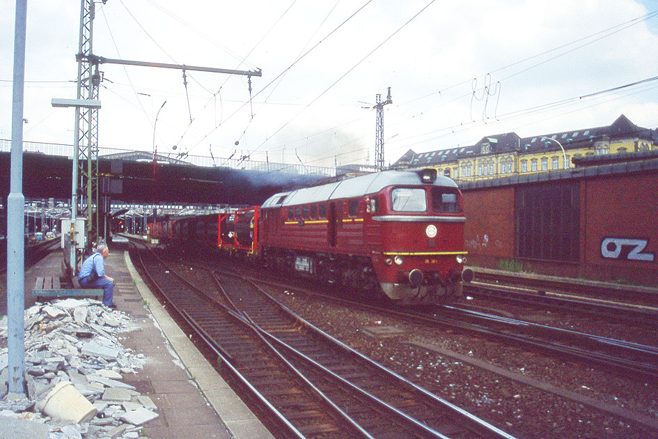 Eine Lok der DR Baureihe 120 - DB Baureihe 220 (Ost)