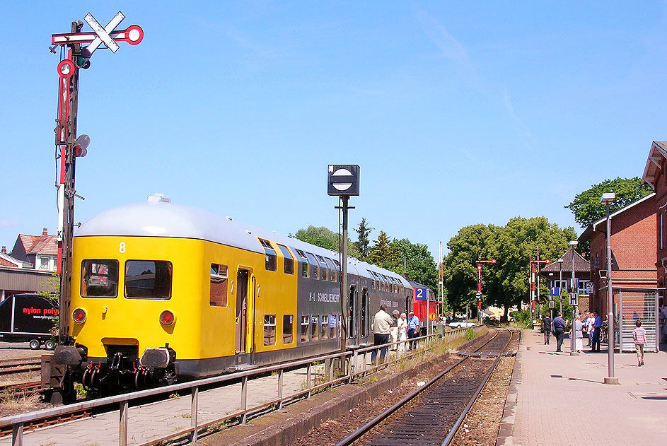 Der VLV ex LBE Doppelstockwagen im Bahnhof Mölln