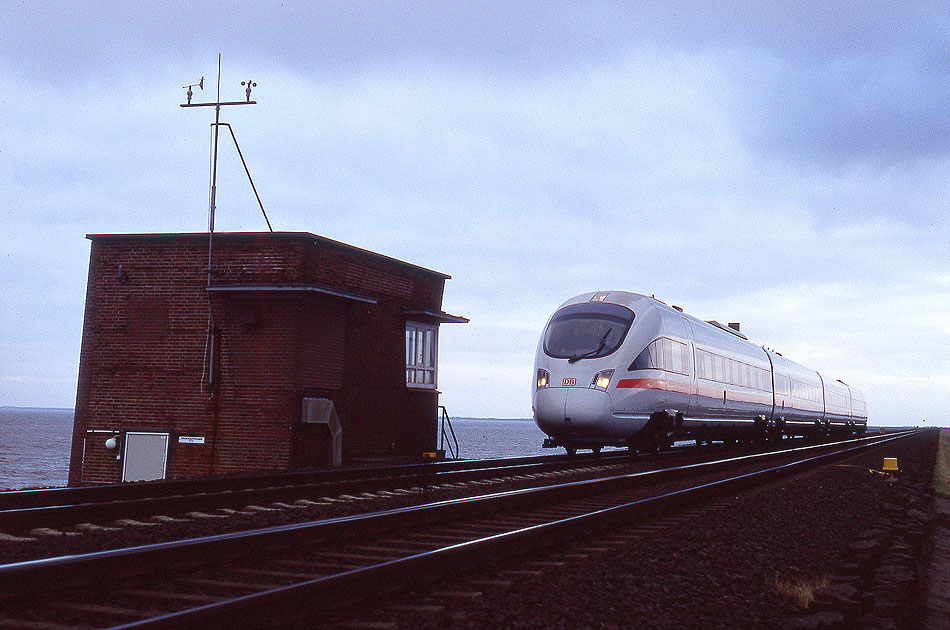 Ein ICE auf dem Hindenburgdamm an der Blockstelle auf der Fahrt nach Westerland auf Sylt