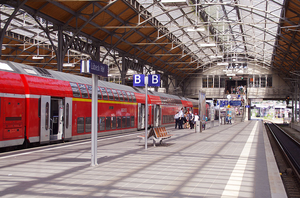 Die Halle vom Hauptbahnhof in Lübeck Hauptbahnhof - Hbf mit einem RE aus Hamburg