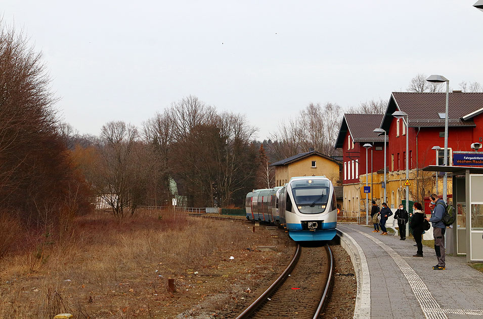 Zwei Talent Triebwagen von Bombardier im Bahnhof Großröhrsdorf