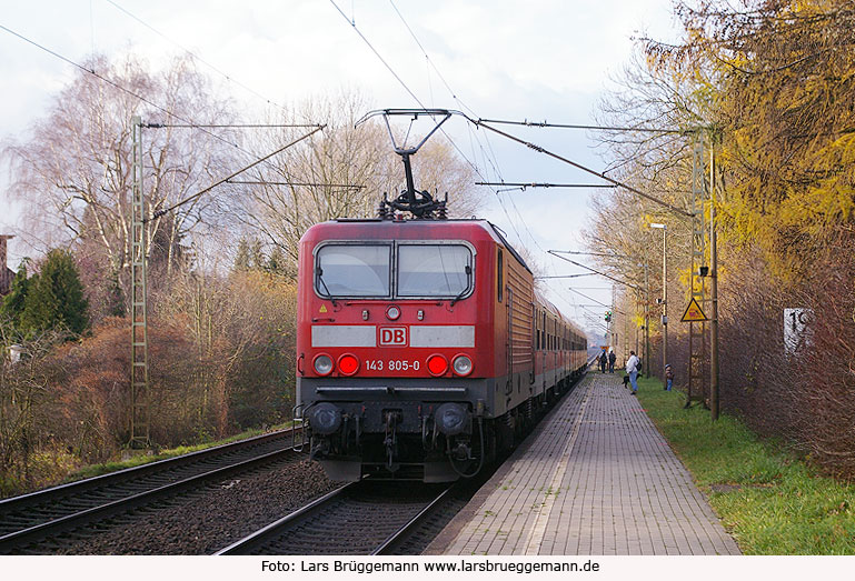 Eine Lok der Baureihe 143 im Haltepunkt Prisdorf
