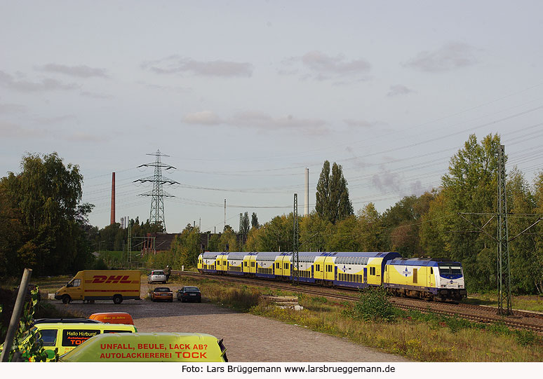 Ein Metronom auf der Unterelbebahn in Hamburg Unterelbe