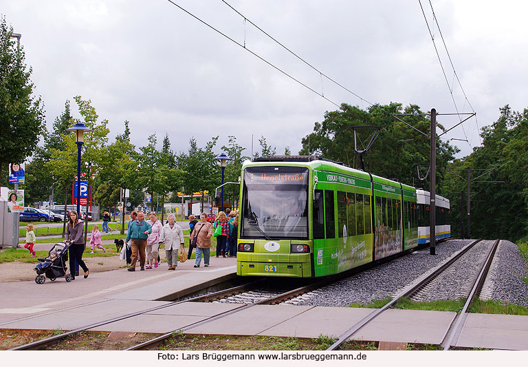 Die Straßenbahn in Schwerin an der Haltestelle Keplerstraße