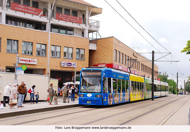 Die Straßenbahn in Schwerin an der Haltestelle Dreescher Markt