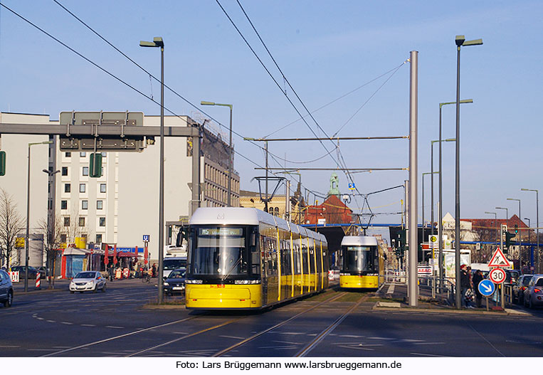 Die Straßenbahn in Berlin an der Haltestelle Hauptbahnhof - Hbf