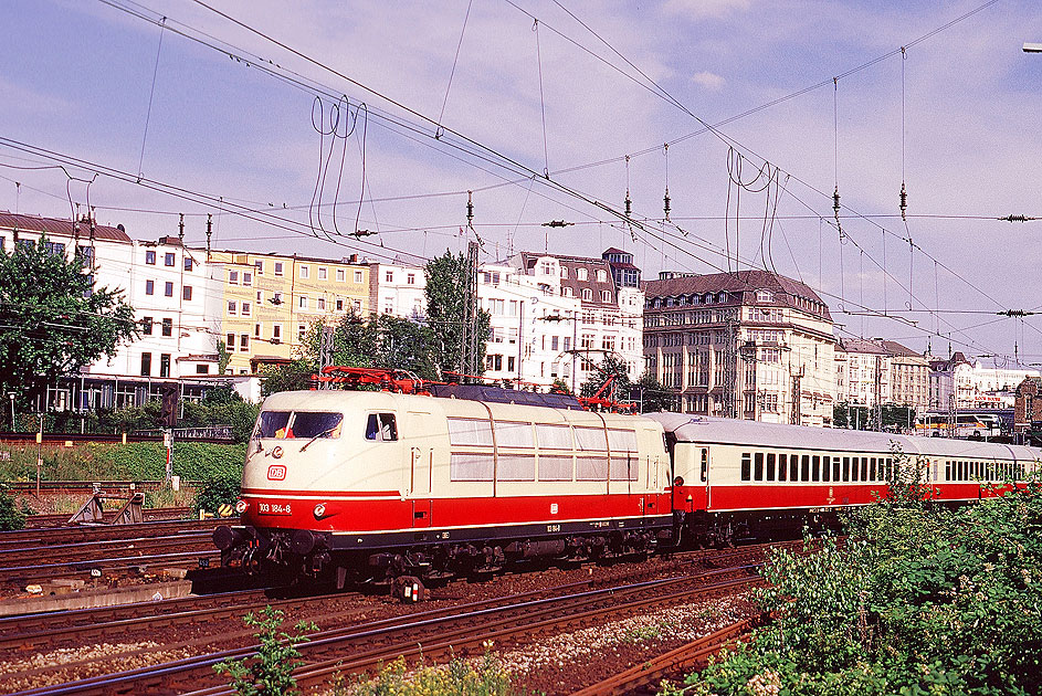 Eine Lok der Baureihe 103 im Hamburger Hbf