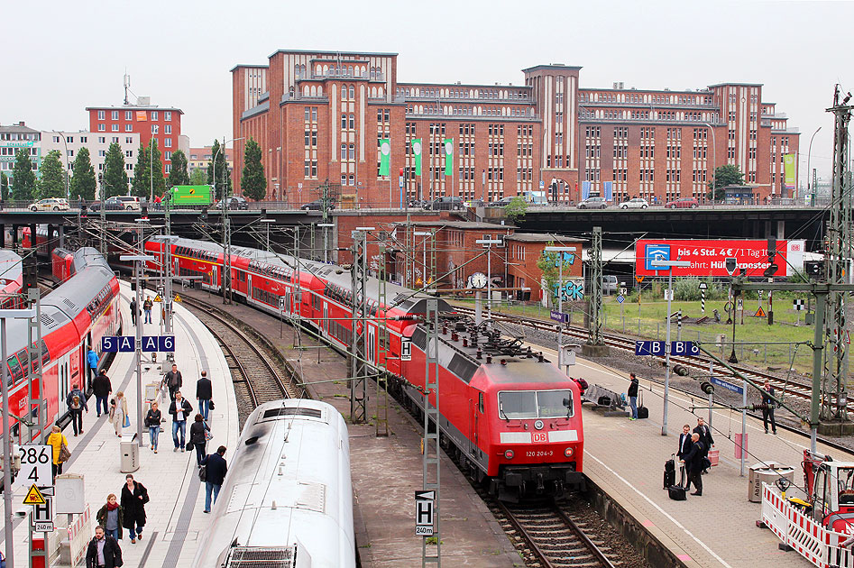 Die DB Baureihe 120.2 im Hamburger Hbf mit einem RE nach Schwerin Hbf