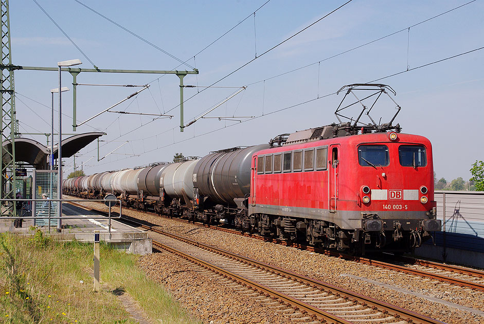 Die DB Baureihe 140 - Die 140 003 im Bahnhof Velgast