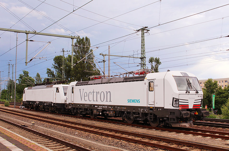 Eine Siemens Vectron Lok der Baureihe 191 in Dresden Hbf