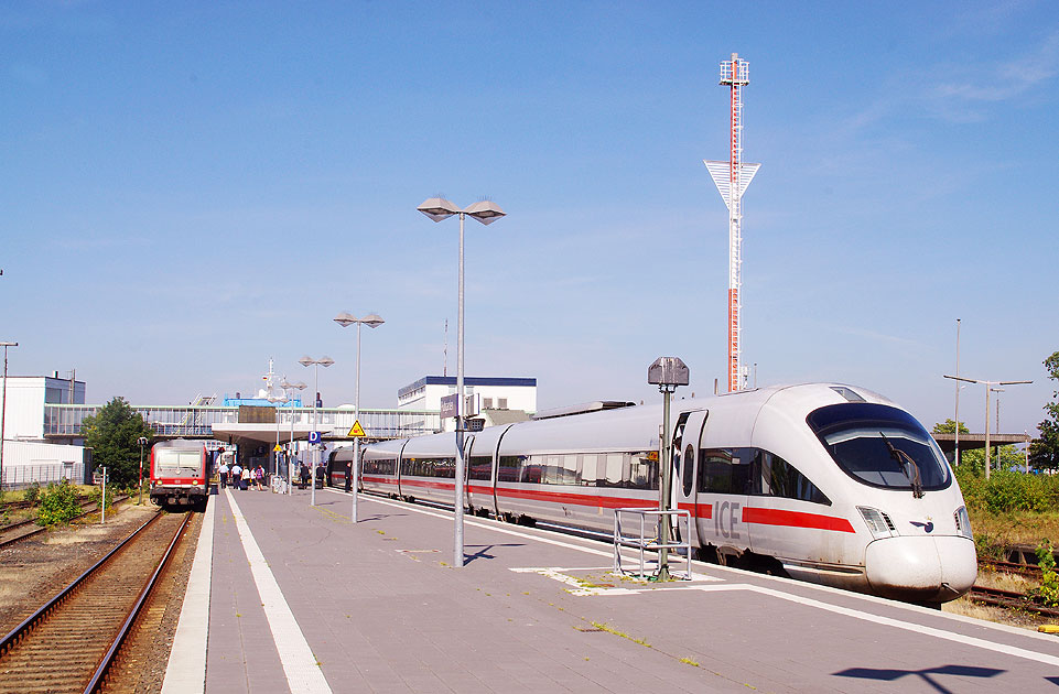 Ein ICE-TD der Baureihe 605 im Bahnhof Puttgarden