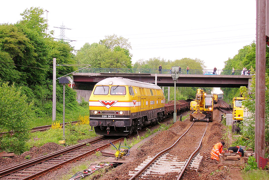 Die Wiebe V 320 001-1 vormals V 320 iund Bundesbahn 232 im Bauzugdienst bei der Hamburger S-Bahn