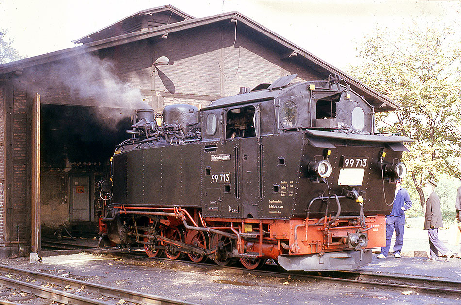 Die Dampflok 99 713 auf der Lößnitzgrundbahn in Radeburg