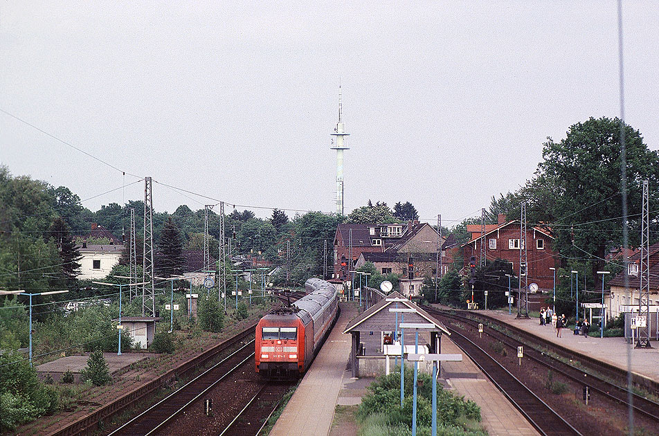 Die DB Baureihe 101 mit einem IC im Bahnhof Buchholz