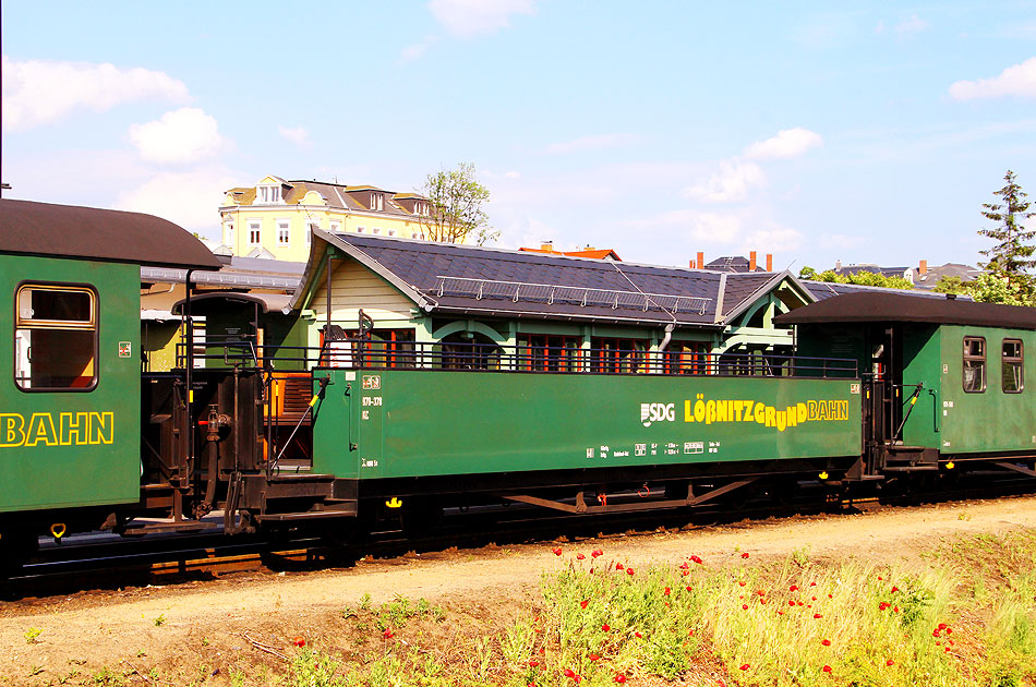 Ein Sommerwagen bei der Lößnitzgrundbahn im Bahnhof Radebeul Ost