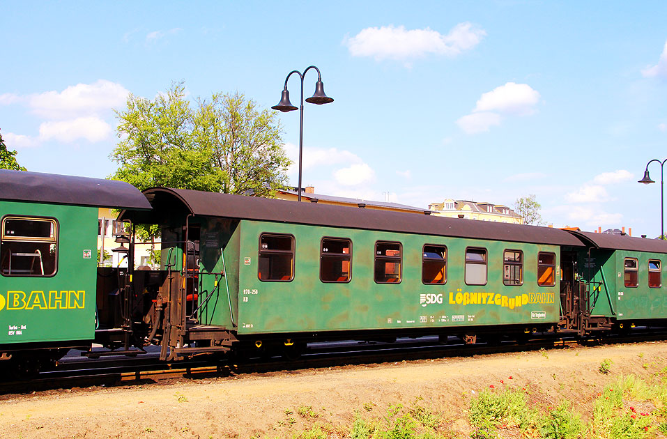 Ein Wagen der SDG im Bahnhof Radebeul Ost