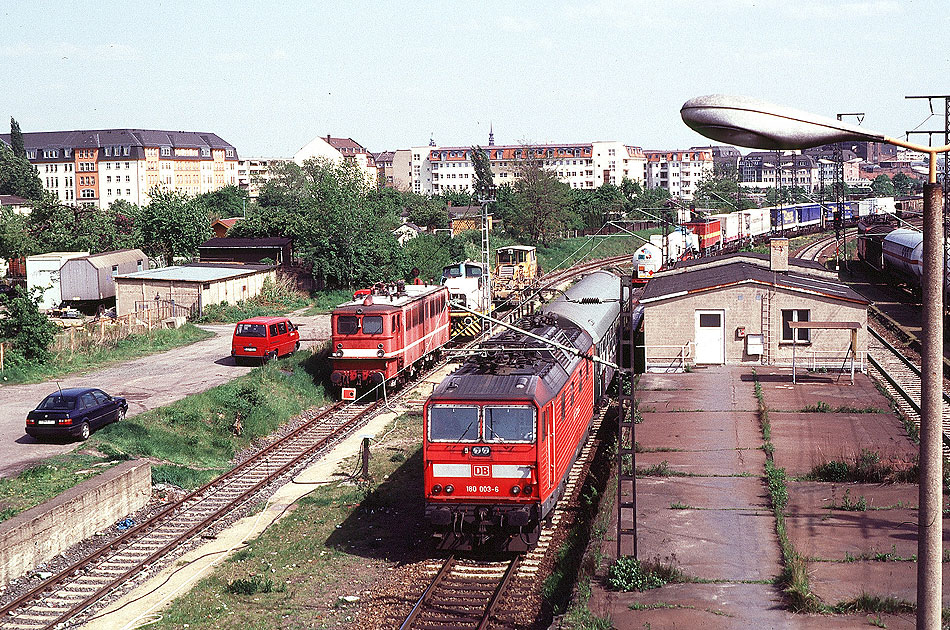 Eine Lok der Baureihe 180 im Bahnhof Dresden-Friedrichstadt mit einer Rola