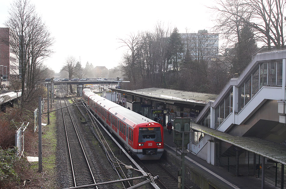 Eine S-Bahn der Baureihe 474 im Bahnhof Wandsbeker Chaussee