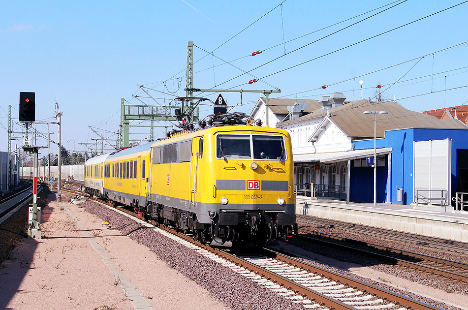 DB Baureihe 111 mit einem Meßzug im Bahnhof Winsen