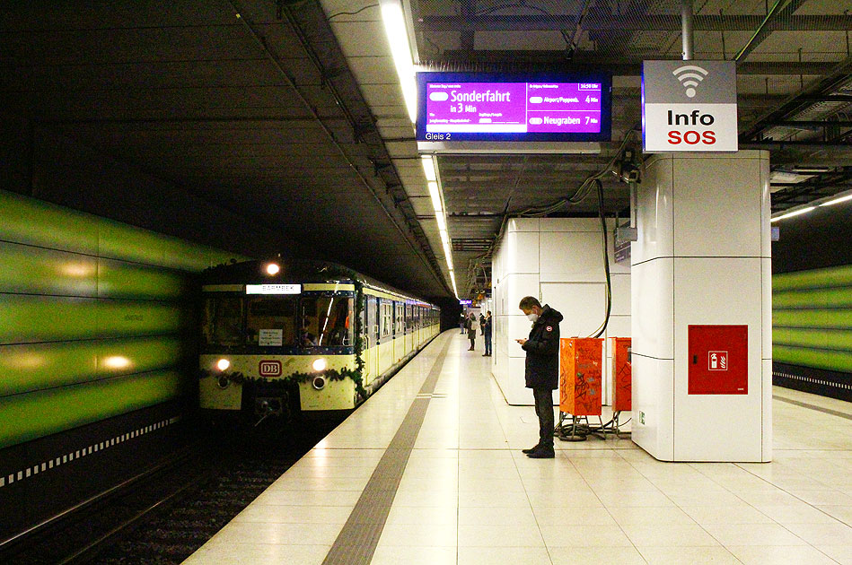 Der Weihnachtszug der Historischen S-Bahn Hamburg im Bahnhof Königstraße