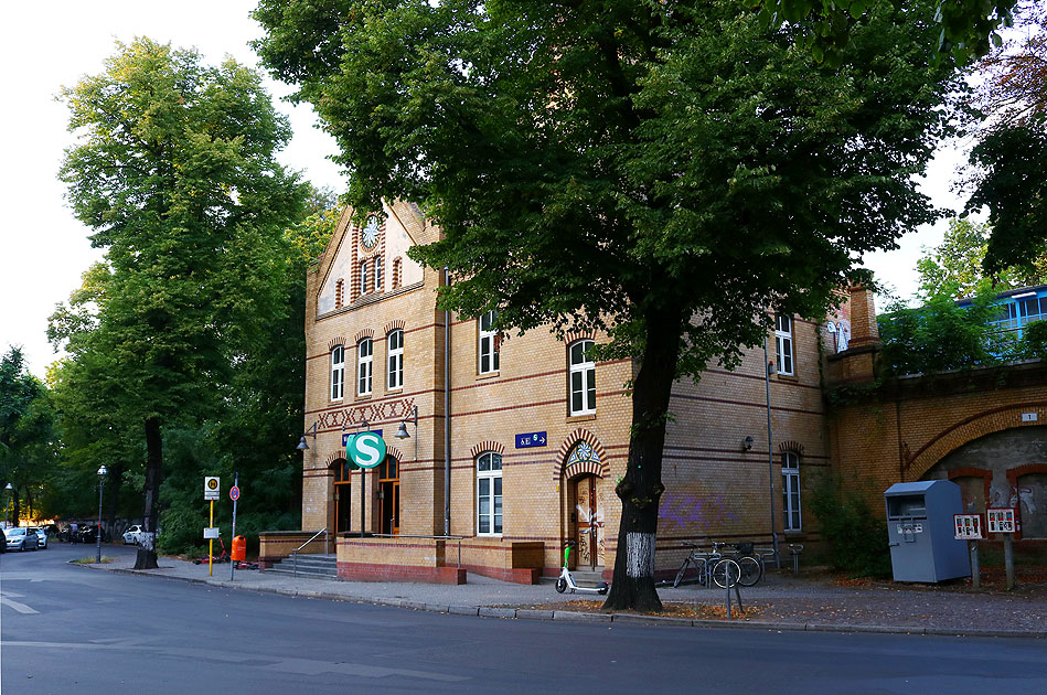 Das Bahnhofsgebäude vom Bahnhof Wollankstraße in Berlin