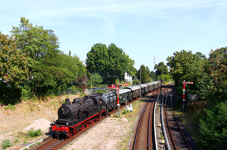 Dampfzug mit der 78 468 im Bahnhof Blankenese in den Hamburger Elbvororten.