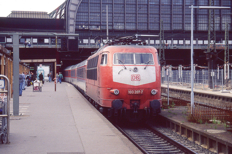 DB Baureihe 103 im Hamburger Hauptbahnhof