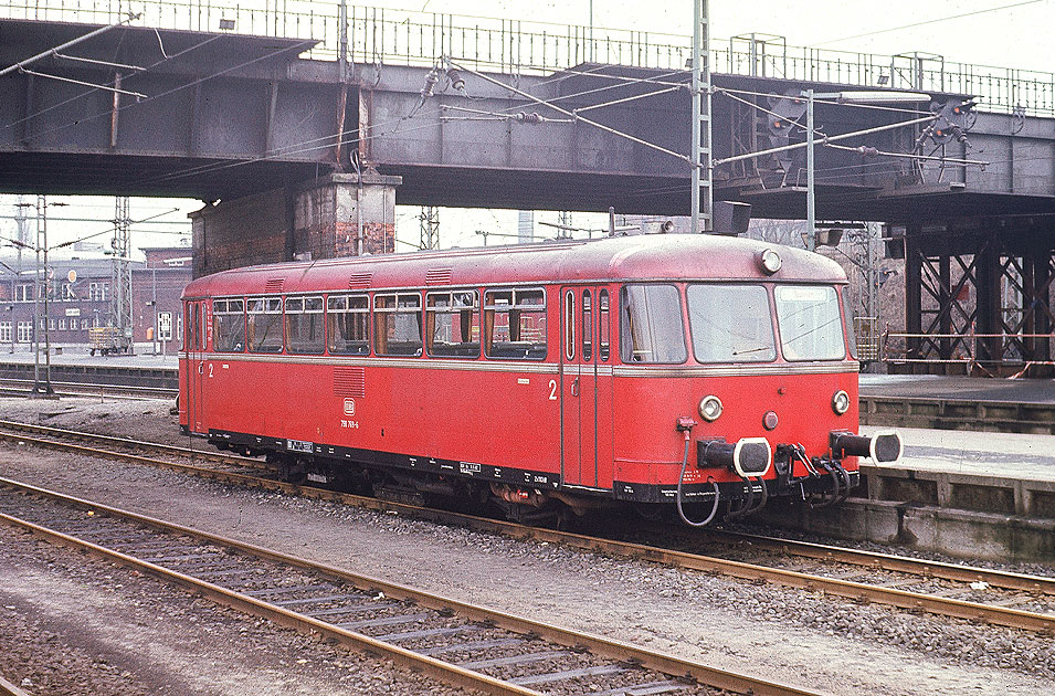 Ein Uerdinger Schienenbus der Baureihe 798 im Bahnhof Hamburg-Harburg