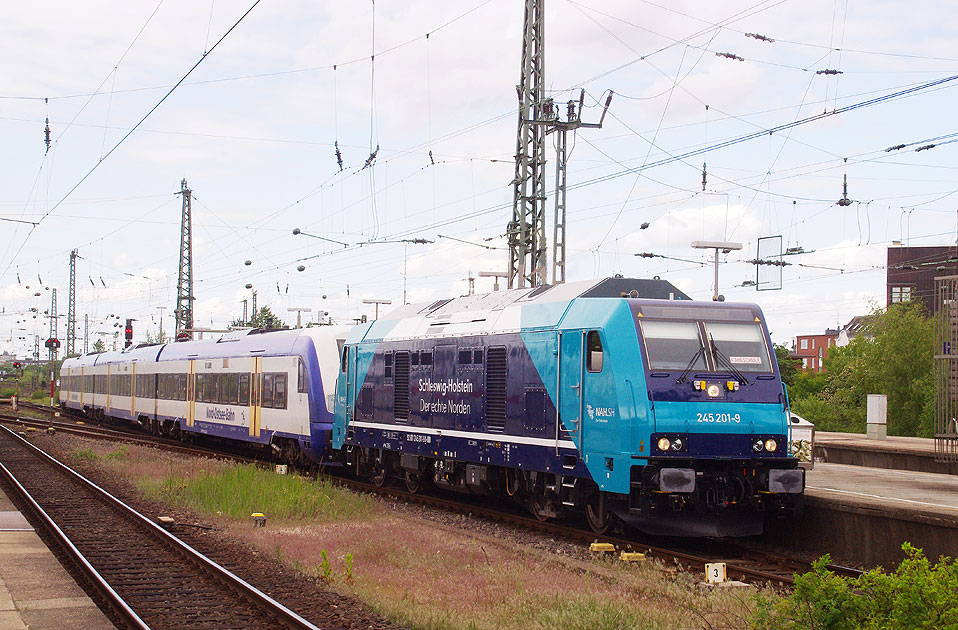 Traxx Diesellok der Baureihe 245 bei der NOB für die Marschbahn im Bahnhof Hamburg-Altona
