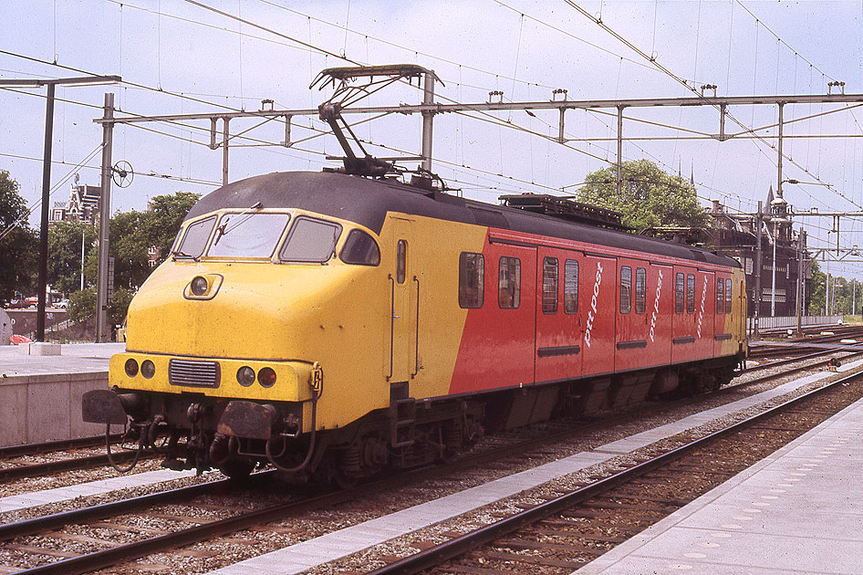 ein PTT Post Elektrischer Post-Triebwagen der Baureihe mP 3000 im Bahnhof Amsterdam CS