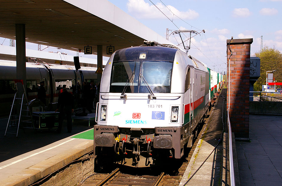 Der Zug der Ideen im Bahnhof im Bahnhof Hamburg-Altona