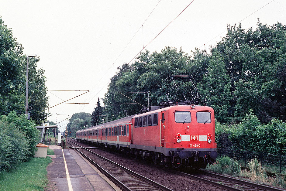 DB Baureihe 141 im Bahnhof Prisdorf