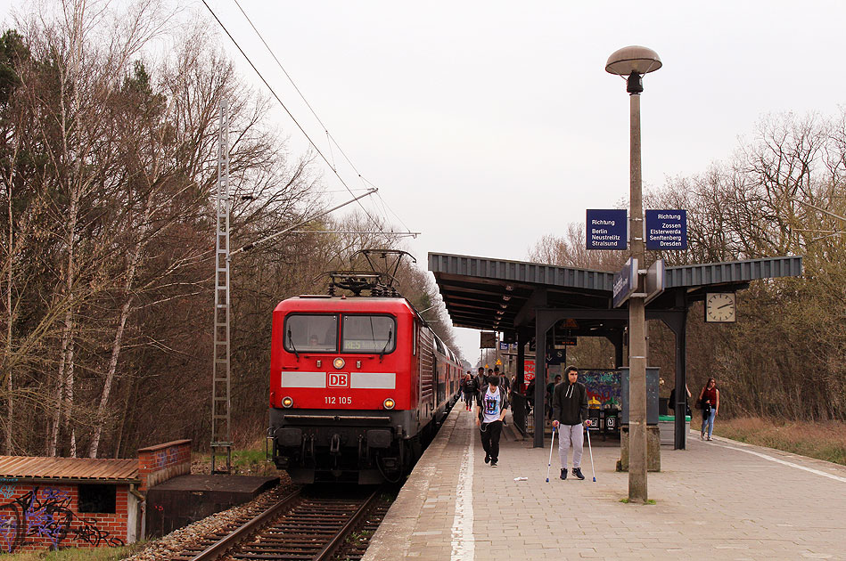 DB Baureihe 112 mit RE im Bahnhof Blankenfelde