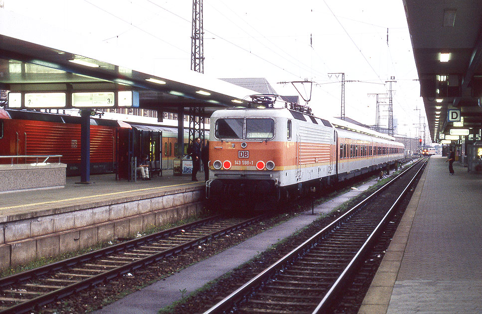 Eine Lok der Baureihe 143 bei der S-Bahn Nürnberg im Nürnberger Hbf