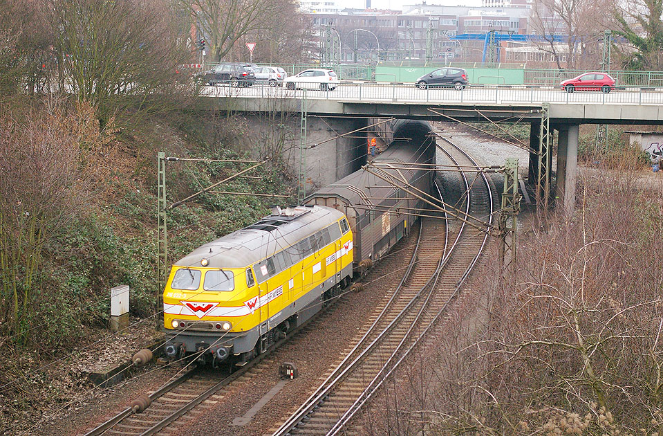 Wiebe 216 im Bahnhof Hamburg-Harburg mit einem Autozug