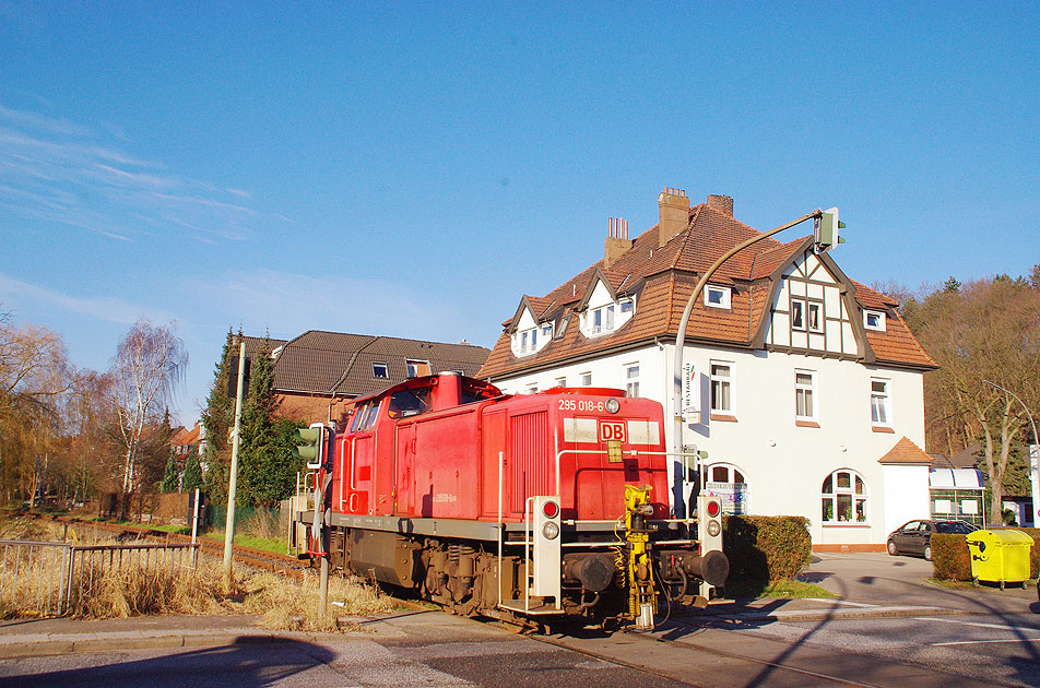 Eine Lok der Baureihe 295 im Bahnhof Holtenklinke