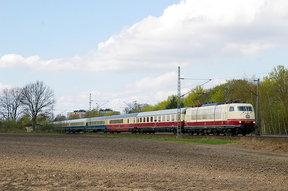 DB Baureihe 103 mit einem Museums IC bei Halstenbek