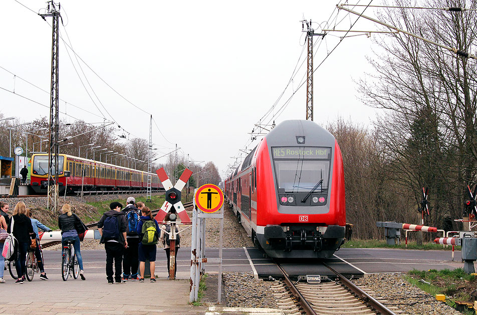 Doppelstockzug im Bahnhof Blankenfelde