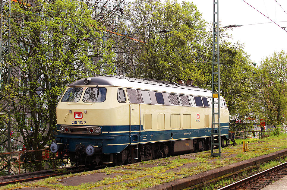 Die 218 003-2 im Bahnhof Hamburg-Altona