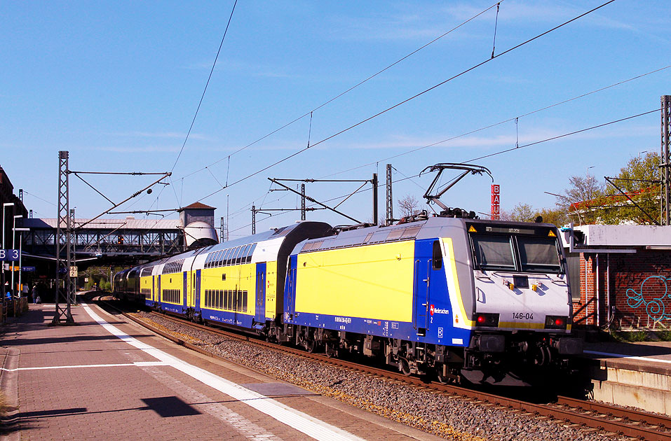 Ein Metronom-Zug im Bahnhof Hamburg-Harbueg